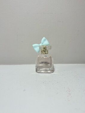 Marc Jacobs Perfect Eau de Parfum with Mint Bow Cap Travel Mini Size